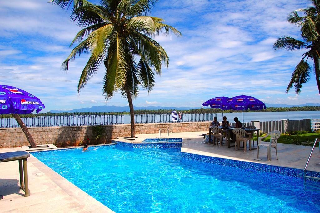 Blue Waters Hotel Kundapura Buitenkant foto