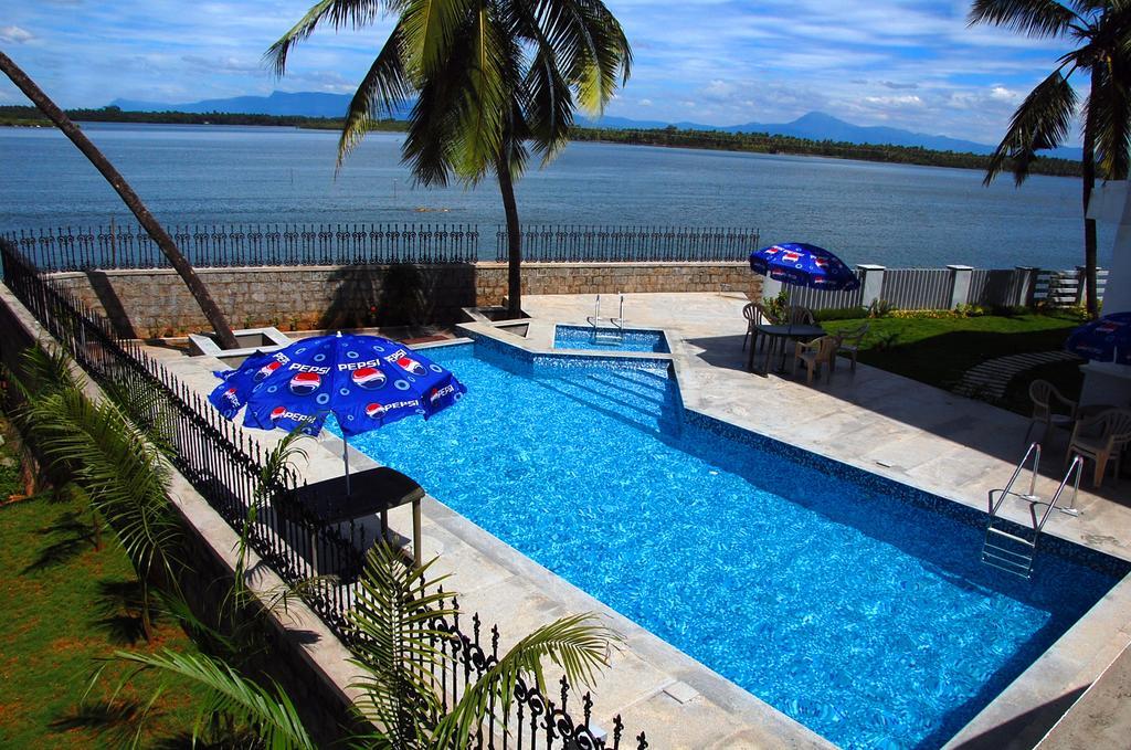 Blue Waters Hotel Kundapura Buitenkant foto
