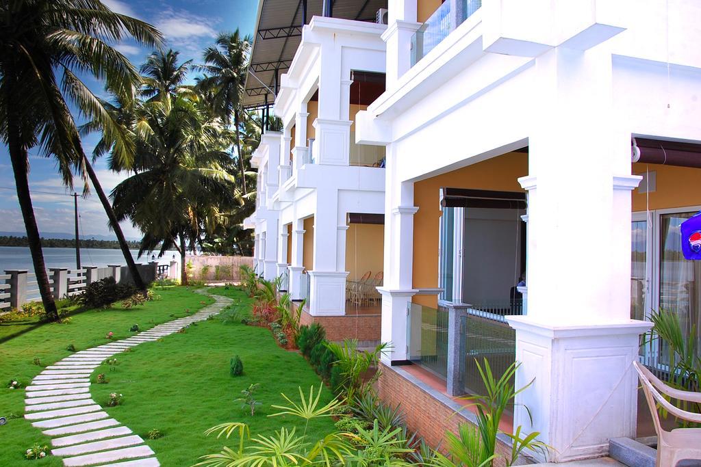 Blue Waters Hotel Kundapura Buitenkant foto